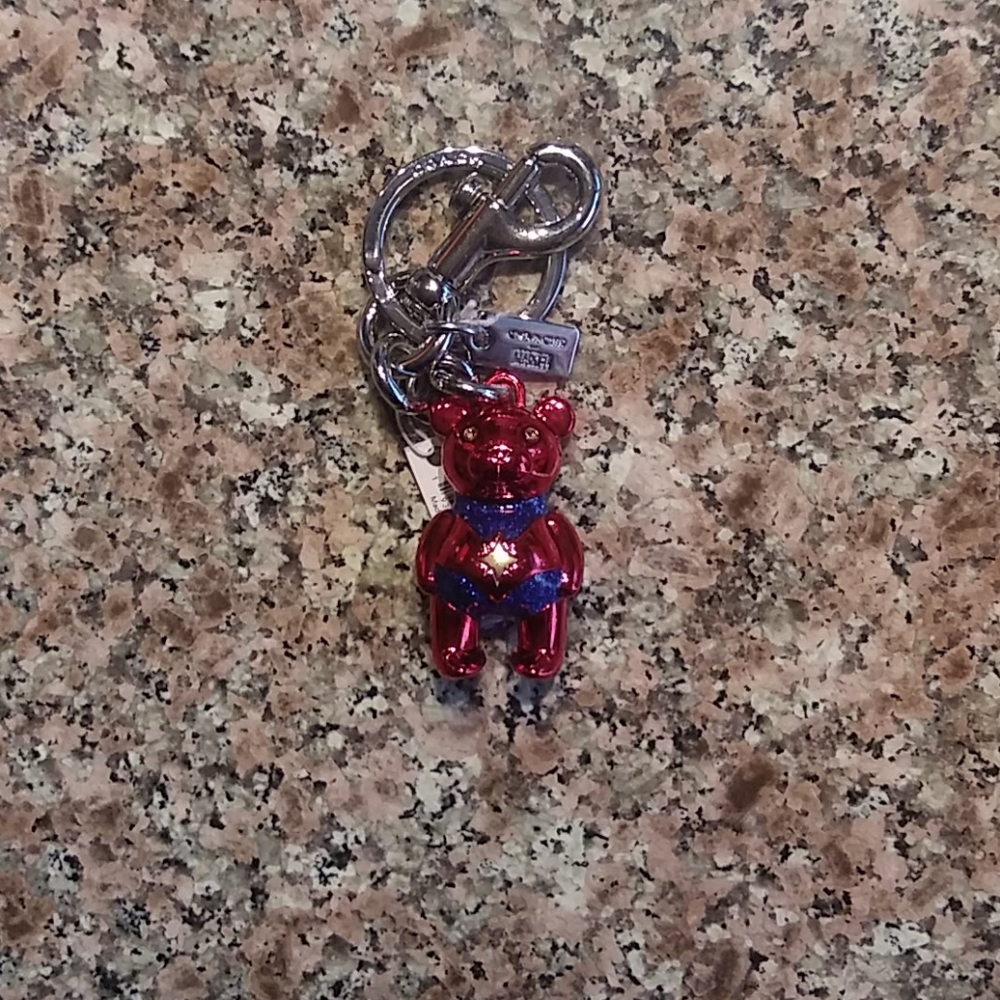 COACH: MARVEL SUPERHERO KEYCHAIN (CAPT. MARVEL)